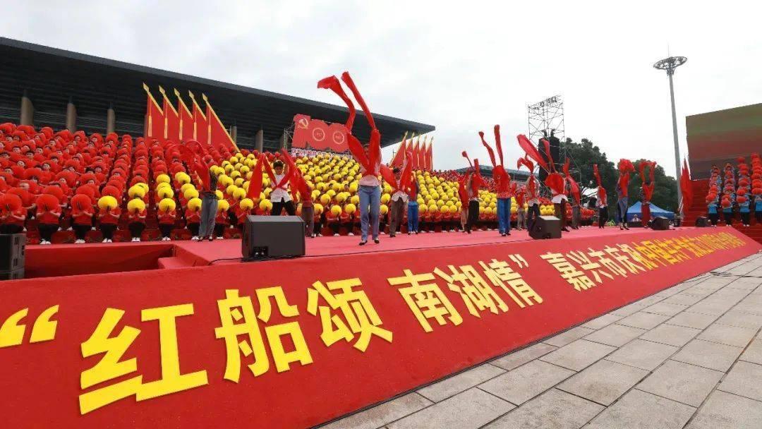 2024哈尔滨国际时装周闭幕式暨时尚品牌颁奖典礼在西城红场举行