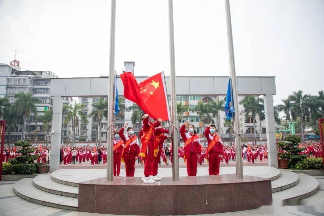他潜伏在老蒋身边18年，暴露后靠报纸悟出杀机，利用老蒋脱身