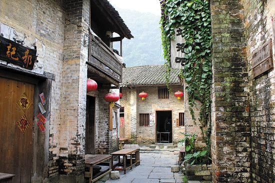 修文县小箐镇退休干部党支部开展集中学习